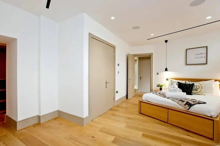Room 4 of 18