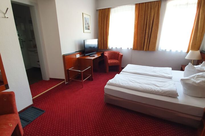 Room 15 of 34
