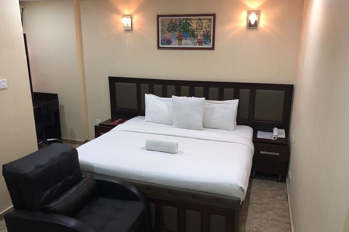 Room 3 of 44
