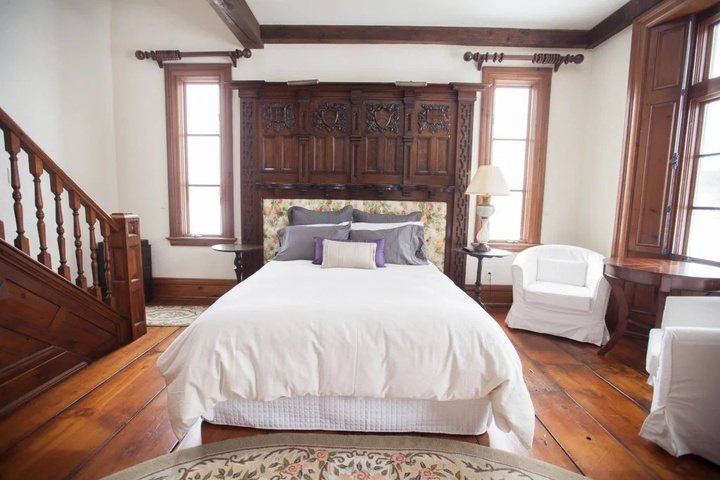 Room 4 of 9