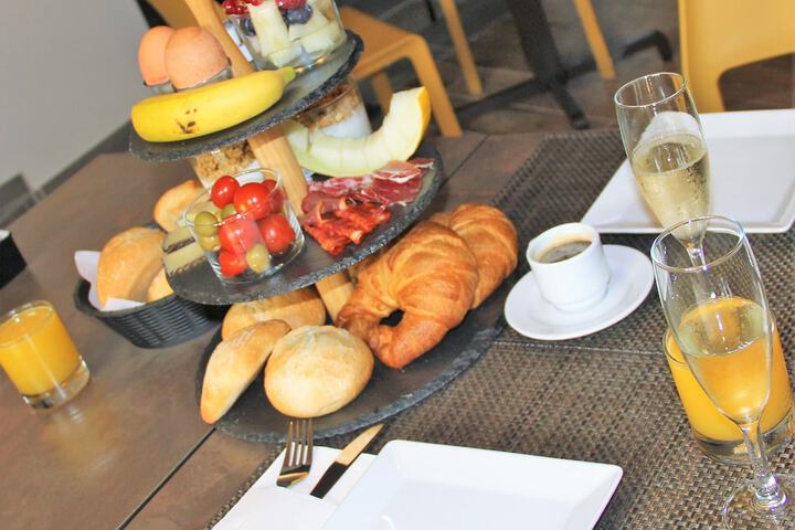 Breakfast/Coffee Service 24 of 30