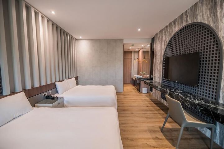 Room 7 of 28