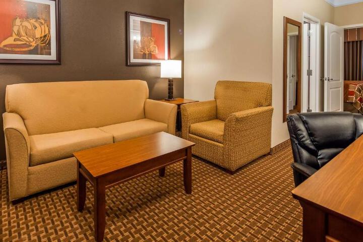 1 King Bed Executive Room, Microwave and Refrigerator WiFi Full Breakfast (1 of 10)