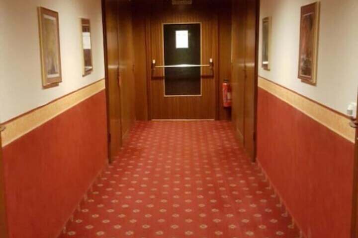 Ballroom/Hall 30 of 32