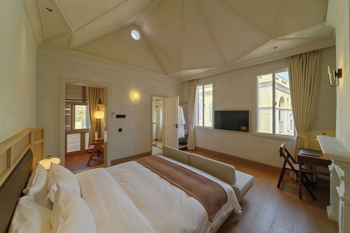 Room 40 of 85