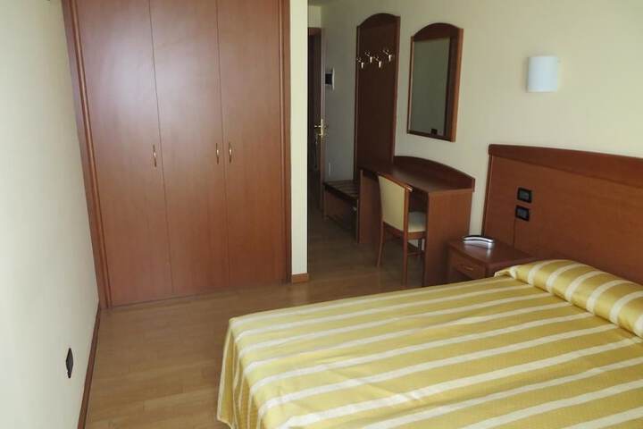 Room 6 of 12