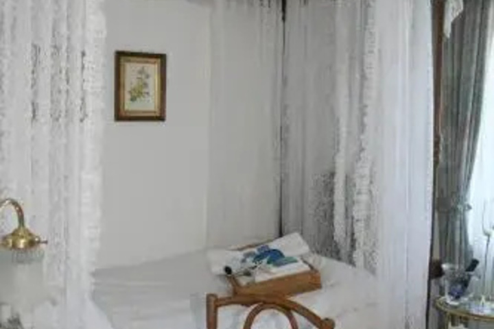 Room 8 of 12