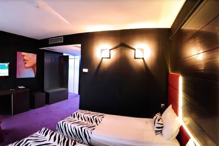 Room 9 of 49