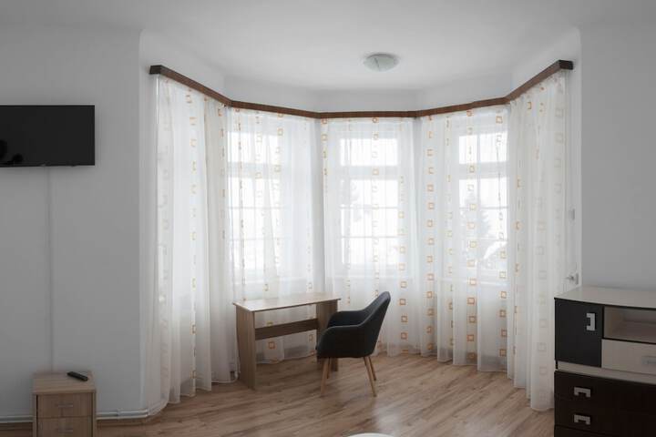 Room 4 of 10