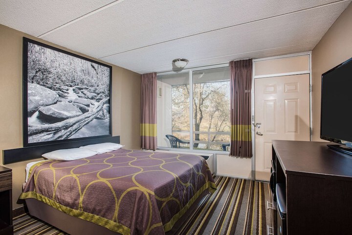 1 Queen Bed Accessible Room (5 of 12)