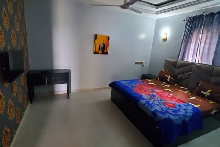 Room 8 of 33
