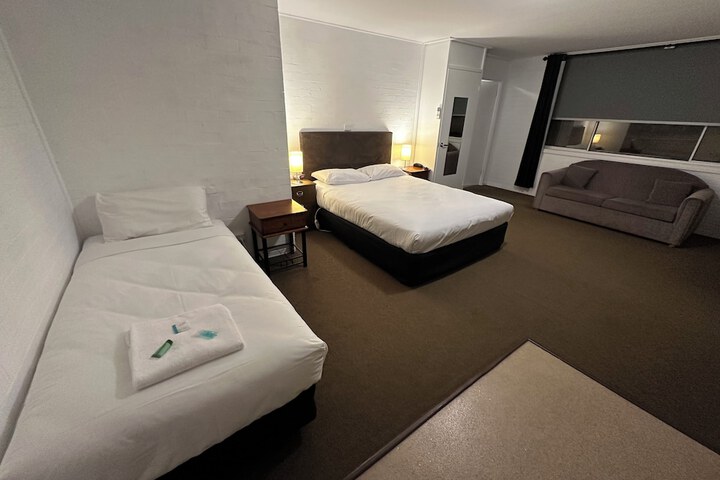Room 2 of 27