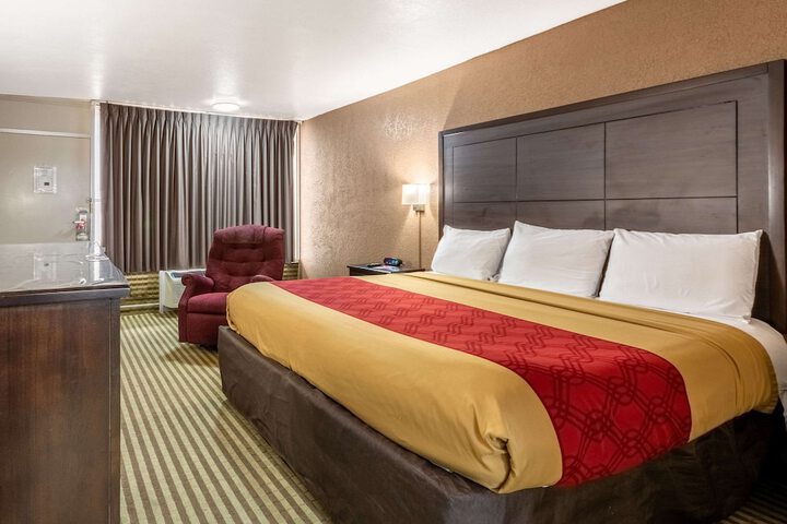 1 King Bed (3 of 7)