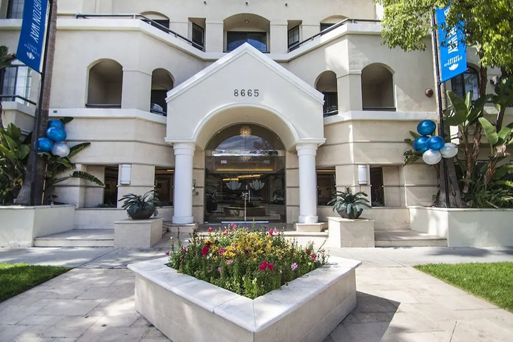 Exterior of Beverly Hills luxury 2 Bed 2 Bath