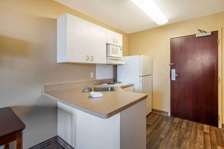 Studio 1 King Bed Refrigerator, Microwave (7 of 12)