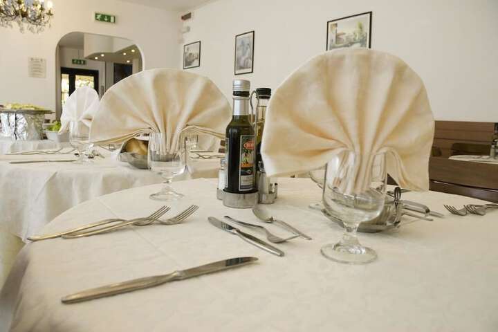 Dining 10 of 24