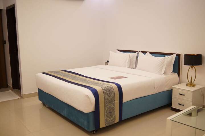 Room 8 of 76