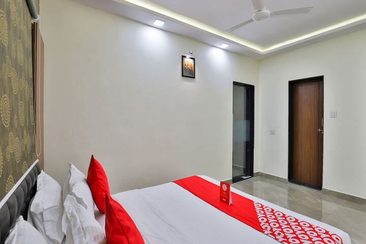 Room 9 of 32