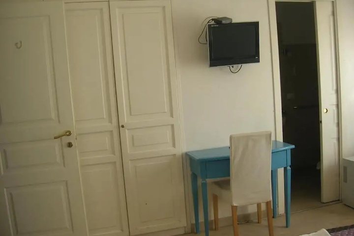 Room 4 of 10