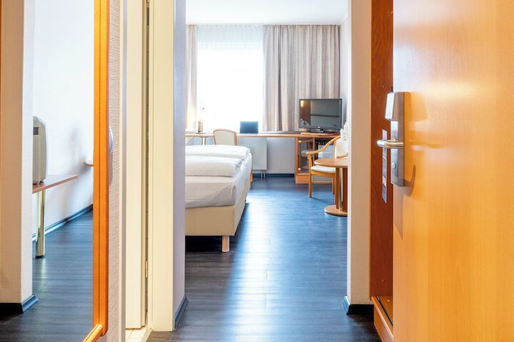 Room 17 of 90