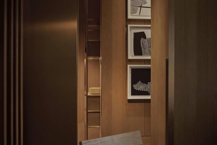 Room 17 of 93