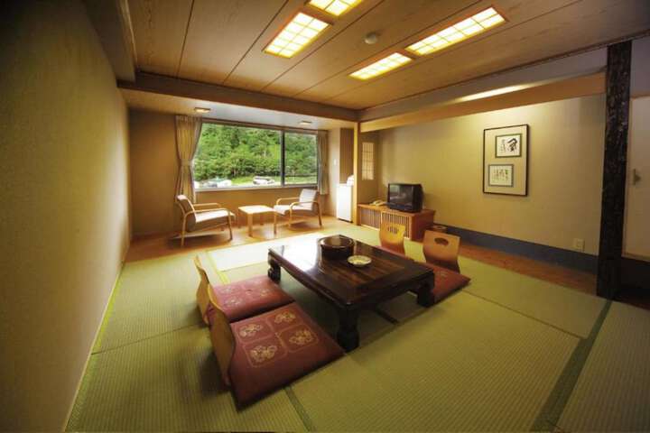 Room 14 of 93