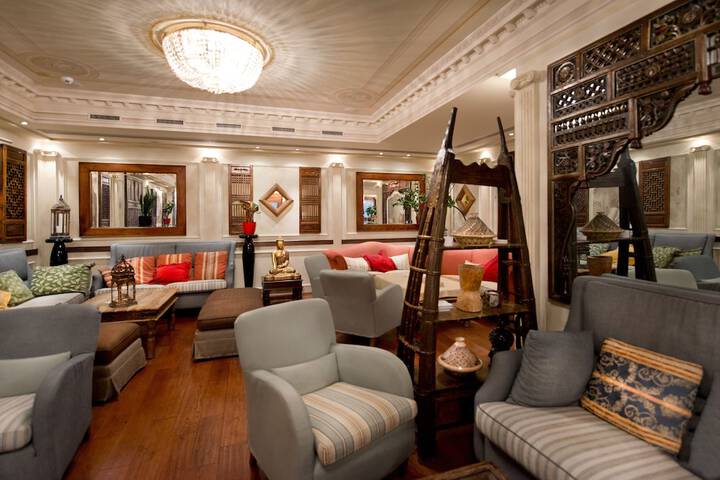 Lounge 81 of 106