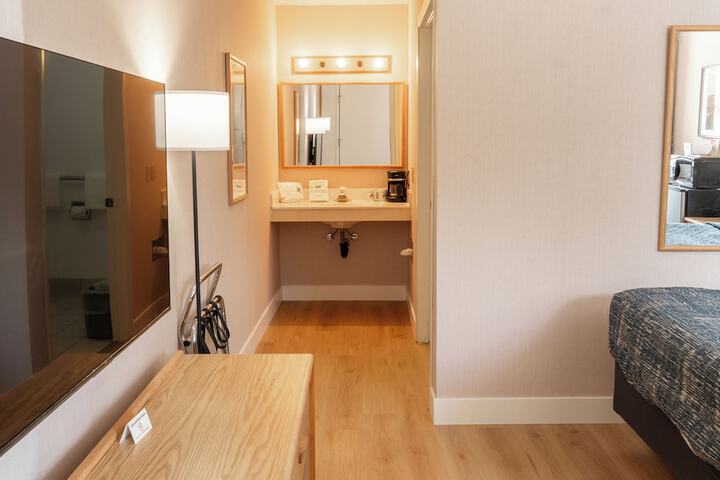 Room 4 of 18