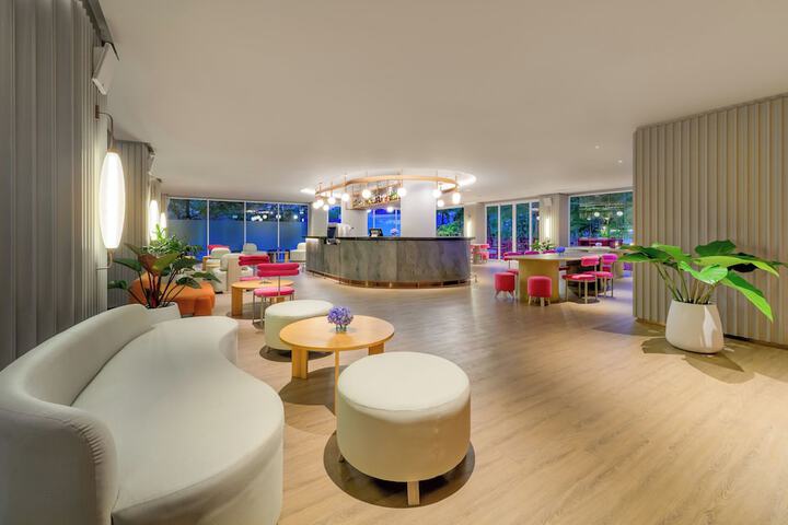 Lounge 206 of 226