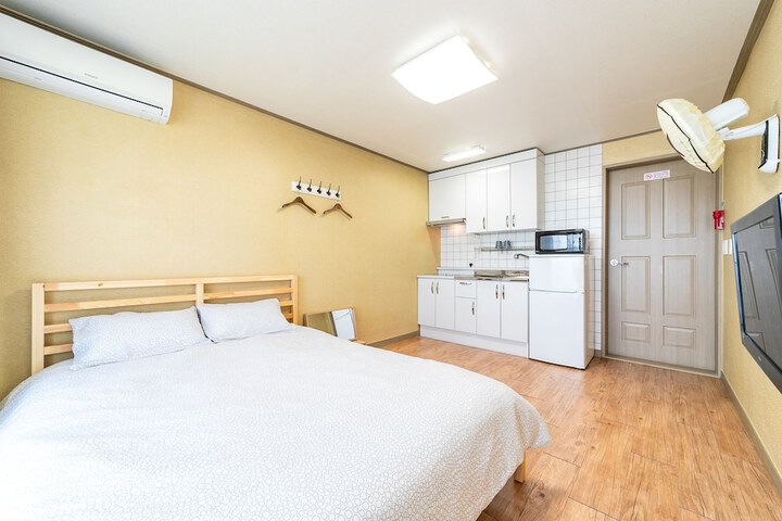 Room 4 of 63