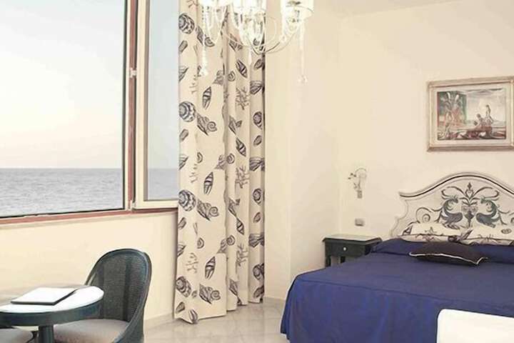 Room 6 of 99