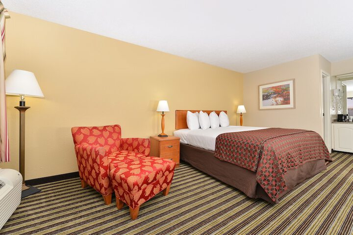 1 Queen Bed (4 of 11)