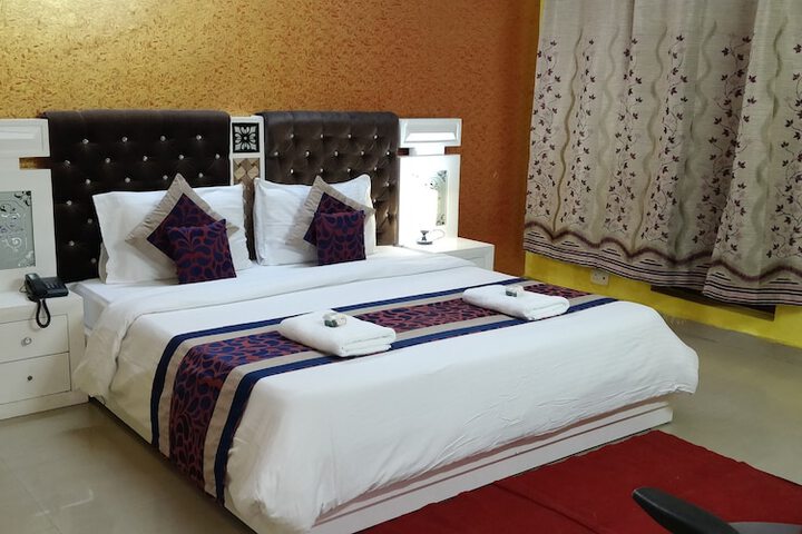 Room 9 of 12