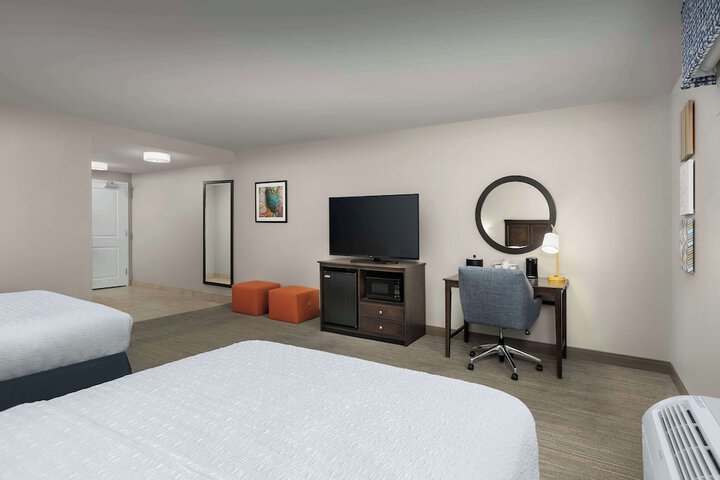 2 Queen Beds (6 of 9)