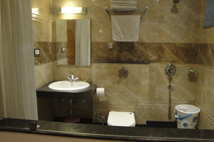 Room 16 of 48