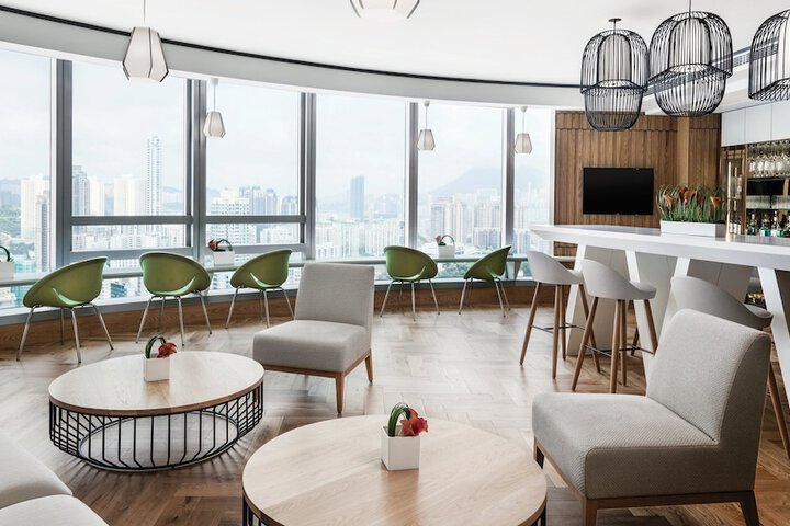 Lounge 102 of 135