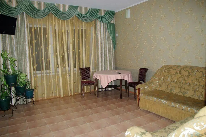 Room 4 of 9