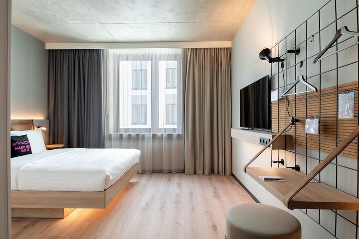 Room 33 of 74
