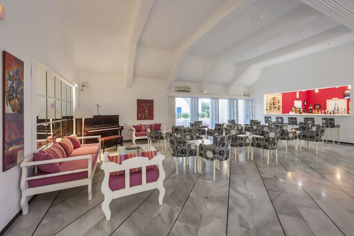 Lounge 65 of 77