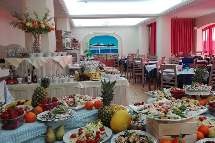 Dining 40 of 66