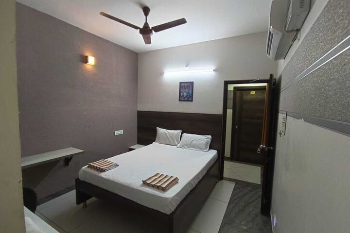 Room 4 of 10