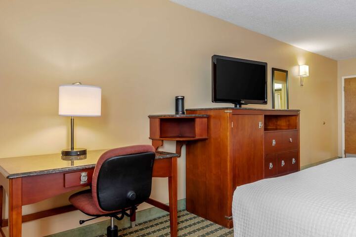 2 Queen Beds High Speed Internet Accessible Coffee Maker, Hairdryer Iron and Ironing Boa (7 of 11)