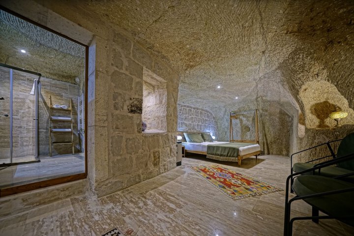 Room 14 of 90