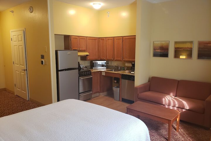 1 Queen Bed Mobility Accessible Hearing Impaired Studio Suite (3 of 23)