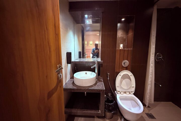 Room 34 of 62
