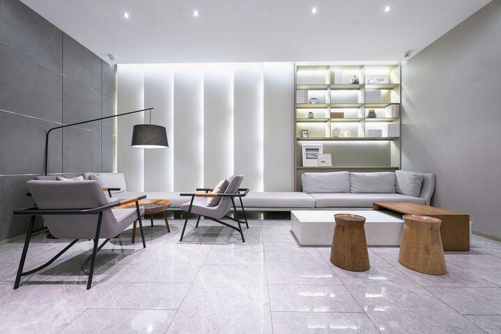 Lounge 15 of 23