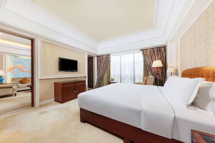 Room 34 of 103