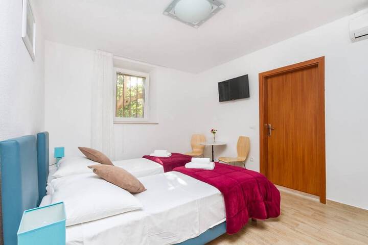 Room 12 of 80