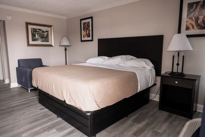 1 Queen Bed (3 of 6)