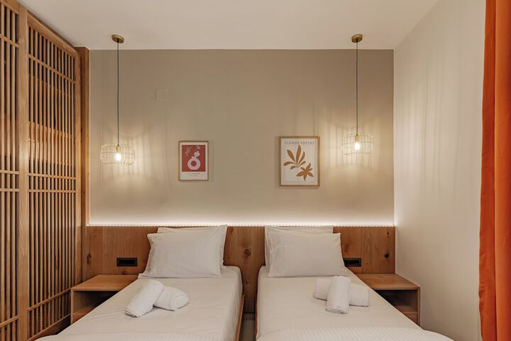 Room 10 of 77
